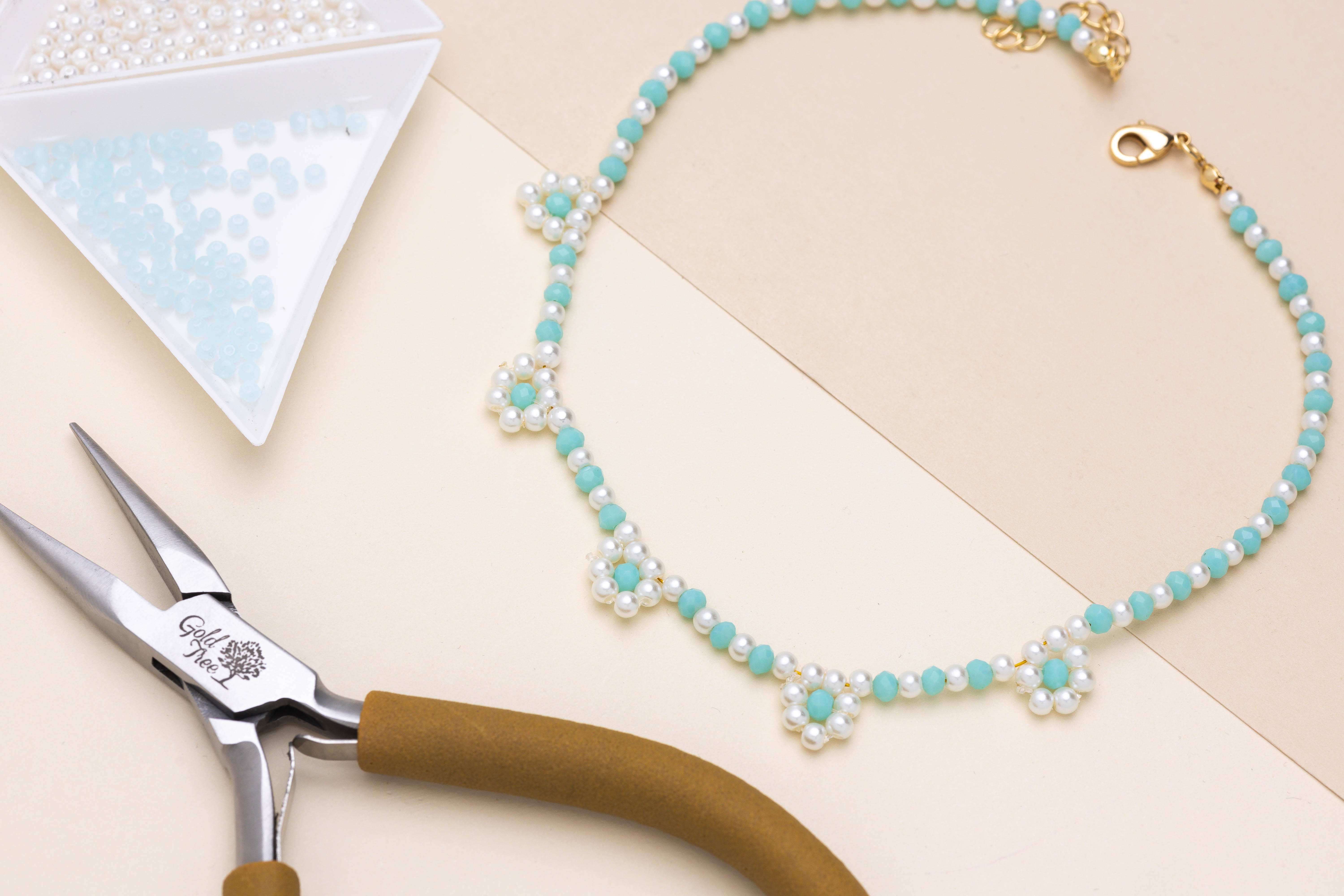 This kit includes essential tools and supplies to get started in jewelry making. Ideal for beginners, it covers all the basics needed to create your first bracelets and necklaces.